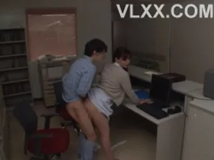Tôi sắp quan hệ tình dục với một cô gái năm nhất đeo kính. Đừng chụp ảnh mặt cô ấy vì tôi sợ bạn trai tôi sẽ nhìn thấy.