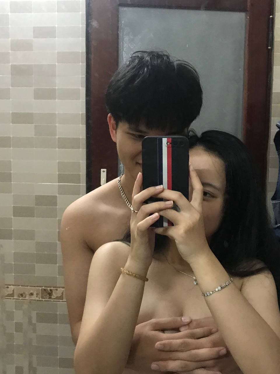 Thử thách vào nhà tắm nam của 3 cô gái với chỉ 1 chiếc khăn tắm trên người