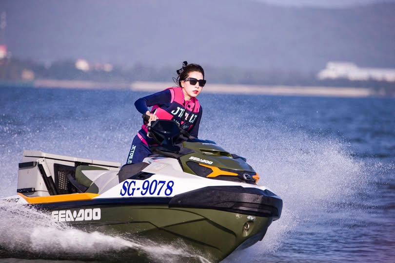Tôi không thể kìm được xuất tinh khi cô ấy quan hệ với tôi